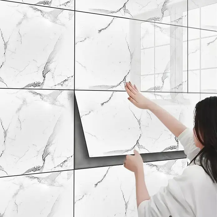 Panel de pared Mármol - 60 x 30 cm, Blanco, 2 ud. - Azulejos autoadhesivos de pared con diseño de mármol blanco siendo aplicados.