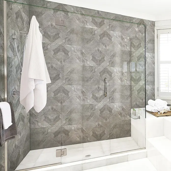 Panel de pared Mármol - 60 x 30 cm, Gris, 2 ud. - Ducha a ras de suelo con mampara de cristal transparente y herrajes cromados, paredes de azulejos grises con diseño y base blanca.
