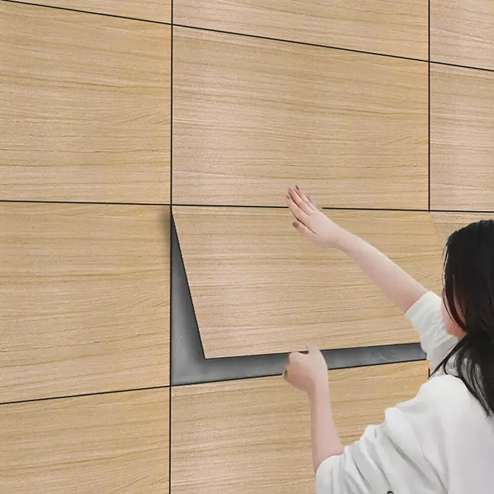 Panel de pared Roble - 60 x 30 cm, Roble, 2 ud. - Paneles de pared de madera clara en instalación, con un panel levantado que muestra el reverso oscuro.