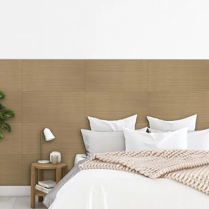 Panel de pared Roble - 60 x 30 cm, Roble, 2 ud. - Paneles de pared de madera marrón claro con veta horizontal, usados como un elegante cabecero en un dormitorio moderno.
