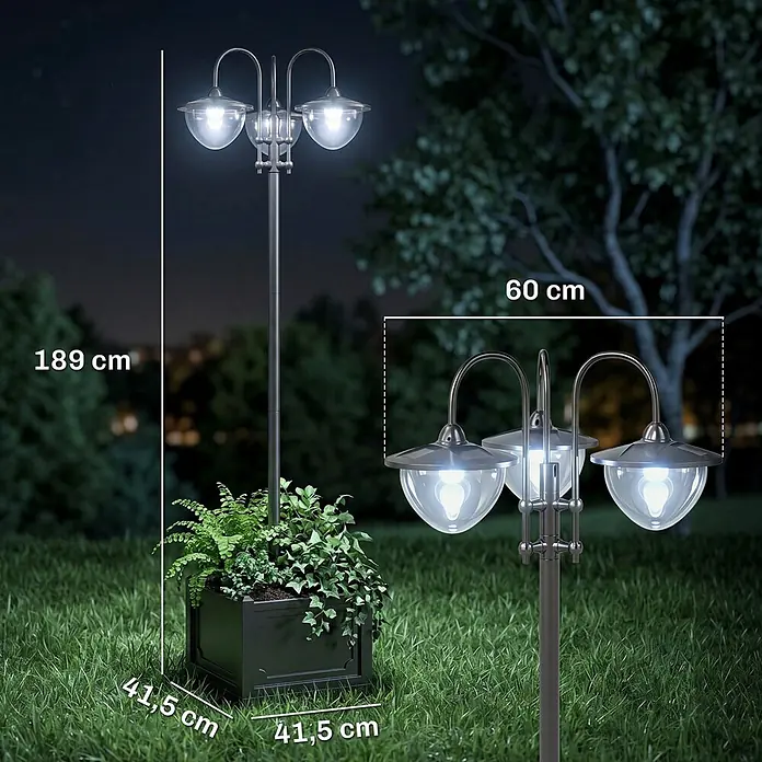 Outsunny Solar-Stehleuchte - 1,92 W, Schwarz - Dunkelgraue dreifache Gartenlaterne, 189 cm hoch, in einem quadratischen Pflanzgefäß mit Grünzeug, beleuchtet einen Garten bei Nacht.