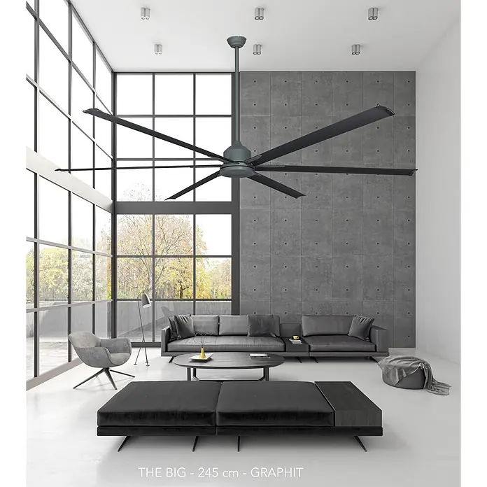 Vam Deckenventilator Energiespar Deckenventilator THE BIG 245 WI-FI graphit - graphit, 2.450 mm, 47 W - Großer graphitfarbener Deckenventilator, 245 cm Durchmesser, in einem modernen Wohnzimmer mit hoher Decke.