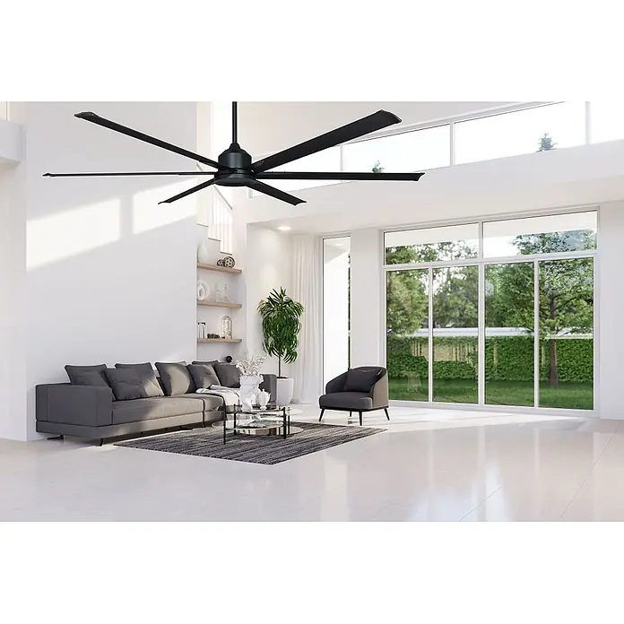 Vam Deckenventilator THE BIG 210 WI-FI Schwarz - Schwarz, 2.130 mm, 47 W - Großer, schwarzer Deckenventilator mit sechs Flügeln in einem modernen Wohnzimmer mit hoher Decke.