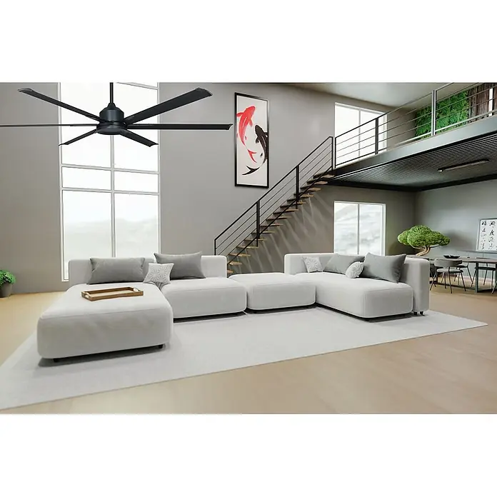 Vam Deckenventilator Energiespar Deckenventilator THE BIG 245 WI-FI schwarz - schwarz, 2.450 mm, 47 W - Großer schwarzer Deckenventilator mit sechs Flügeln in einem modernen Wohnzimmer mit hohen Decken.
