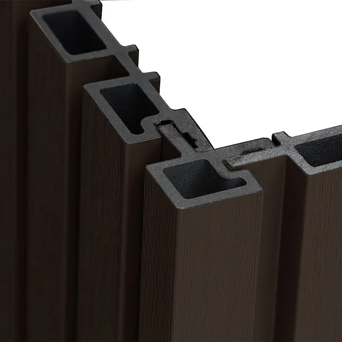 Home Deluxe Wandpaneel Fassadenverkleidung Eckprofil SANO - 20 stk. - Nussbaum, 110 x 4,3 cm - Dunkelbraune WPC-Zaunfelder mit Holzmaserung, zeigen ihre Steckverbindung in einer Ecke.