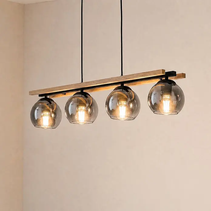 Lindby Pendelleuchte Enrique - alu / grau / zink, rauchgrau, eiche hell, Schwarz, E27 - Lineare Pendelleuchte mit vier Rauchglas-Kugelschirmen an Holzbalken. Die Leuchtmittel strahlen warmes Licht aus.