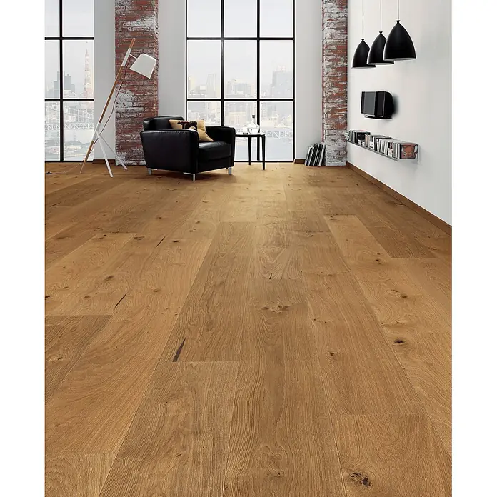 Living by Haro Parkett Eiche Uni Alpin - 2.200 x 240 x 13 mm, Landhausdiele - Warmer, mittelbrauner Holzfußboden mit sichtbarer Maserung und Ästen in einem modernen Raum.