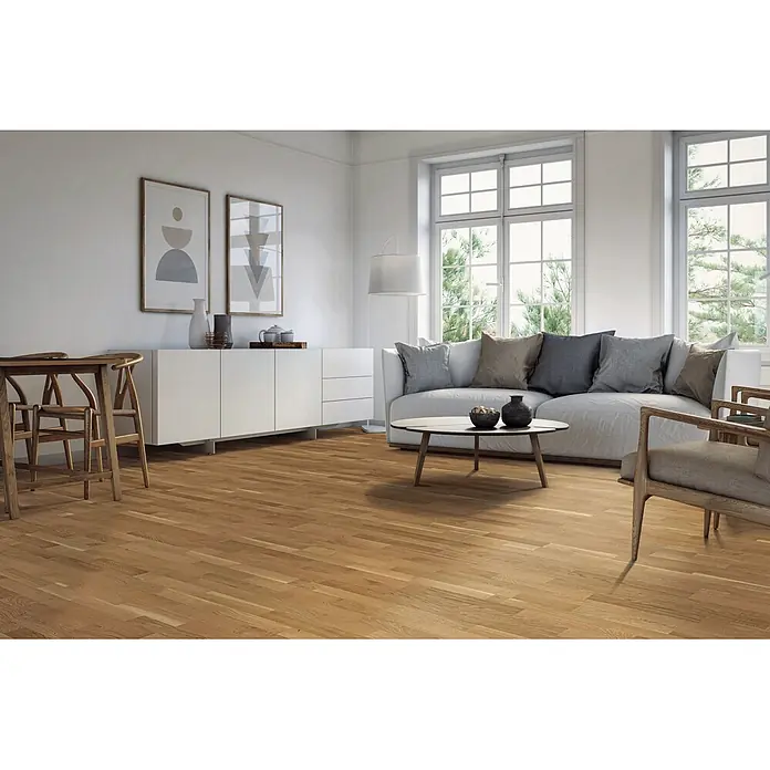 Living by Haro Parkett Eiche Rustik sturkturiert - Eiche Antik, Schiffsboden, 1.085 x 180 x 12 mm - Hellbrauner Holzboden in einem Wohnzimmer, mit natürlicher Holzmaserung und verschiedenen Planklängen.