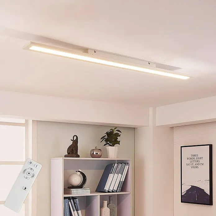Arcchio Deckenleuchte Arya - weiß / opal, weiß / opal - Weiße lineare LED-Deckenleuchte an der Decke montiert, die einen Raum beleuchtet. Eine weiße Fernbedienung ist ebenfalls sichtbar.