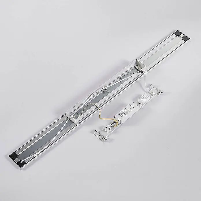 Arcchio Deckenleuchte Arya - weiß / opal, weiß / opal - Demontierte weiße lineare LED-Leuchte mit interner Verkabelung und LED-Treiber.