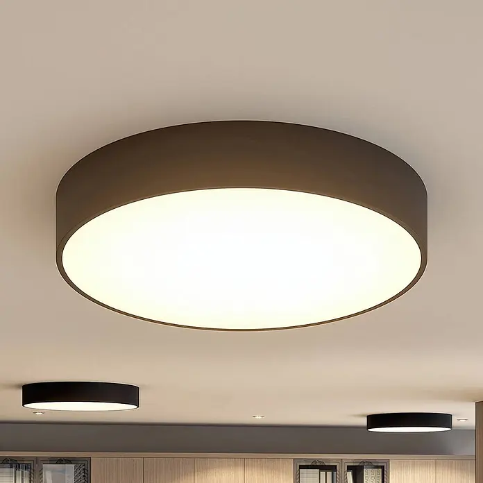 Arcchio Deckenleuchte Noabelle - schwarz, schwarz - Große runde Deckenleuchte mit dunkelbraunem/schwarzem Band und weißem Diffusor, beleuchtet einen modernen Raum.