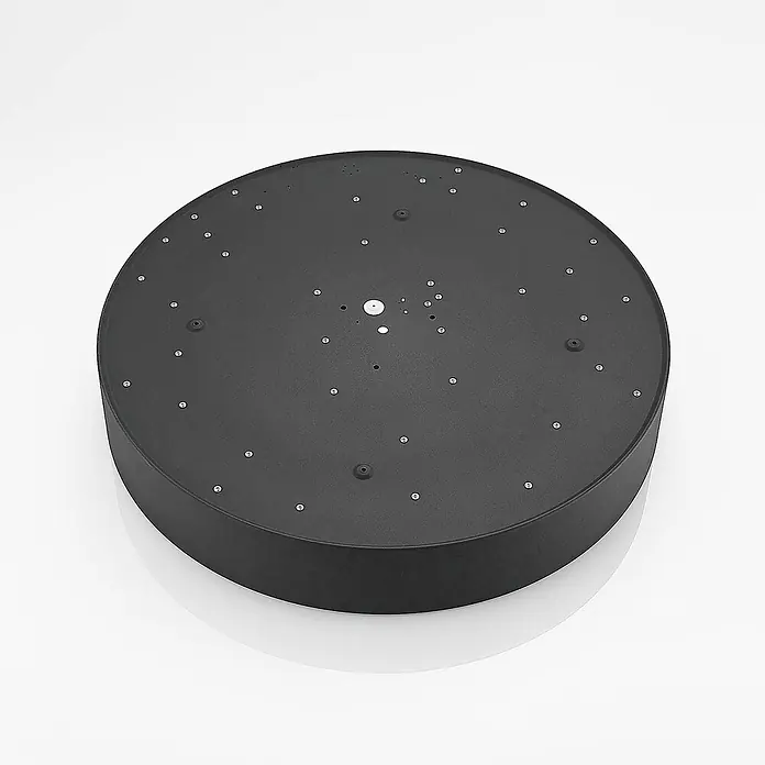Arcchio Deckenleuchte Noabelle - schwarz, schwarz - Dunkelgraue, matte, runde Deckenleuchten-Montageplatte mit mehreren Schraublöchern und zentralen Öffnungen für die Verkabelung.
