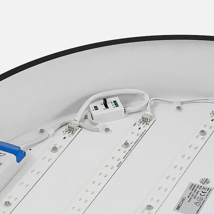 Arcchio Deckenleuchte Noabelle - schwarz, schwarz - Innenansicht einer LED-Leuchte mit weißen Leiterplatten, kleinen LEDs, Verkabelung und einem Schalter zur Lichteinstellung.