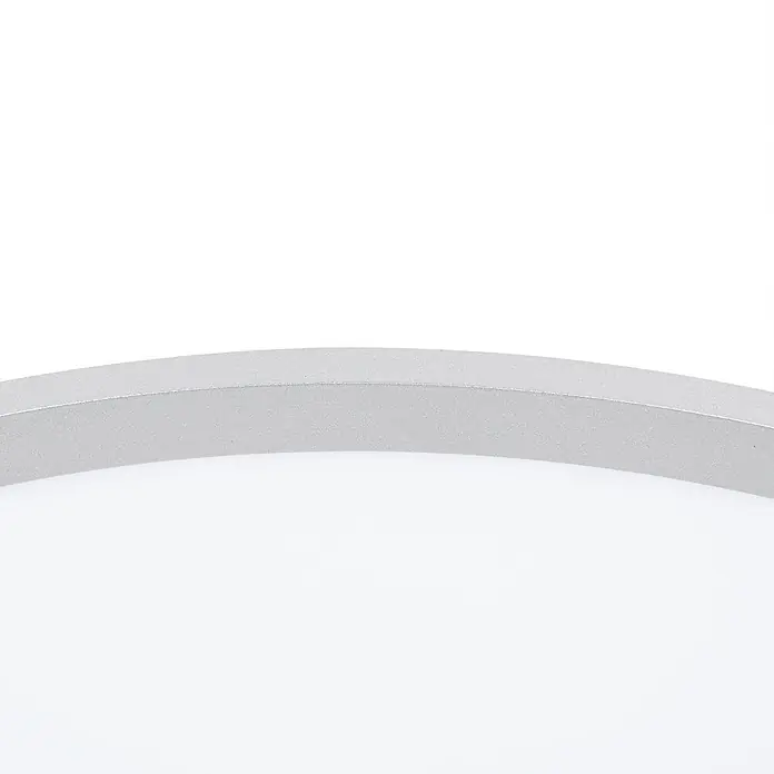 Lindby Deckenleuchte Narima - L x B x H: 60 x 60 x 5,2 cm, alu / grau / zink - Nahaufnahme eines silbergrauen, strukturierten Metallrahmens mit gewölbter Kante, der eine weiße Fläche begrenzt.