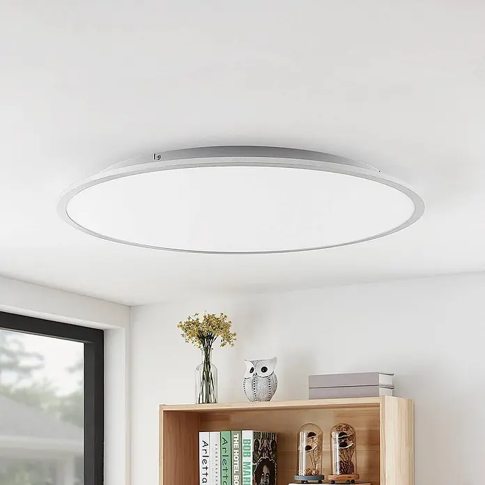 Lindby Deckenleuchte Narima - alu / grau / zink - Runde, silbergraue LED-Deckenleuchte bündig an einer weißen Decke, die einen modernen Raum beleuchtet.