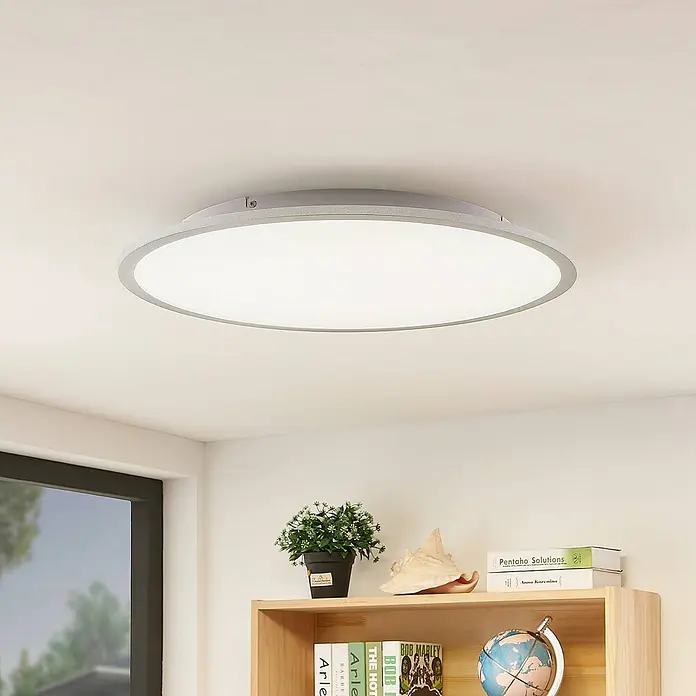 Lindby Deckenleuchte Narima - L x B x H: 60 x 60 x 5,2 cm, alu / grau / zink - Runde, silberfarbene Deckenleuchte mit weißem Diffusor, die einen Raum von oben beleuchtet.