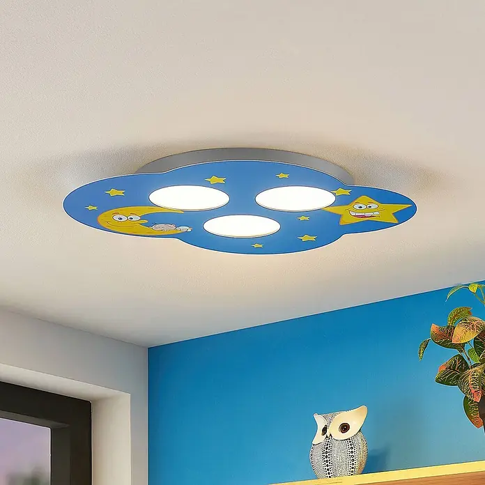 Lindby Deckenleuchte Thorke - blau, 2GX53 - Blaue Wolken-Deckenlampe für Kinder mit drei Lichtern, mit einem Cartoon-Mond, einem Stern und kleinen gelben Sternen.