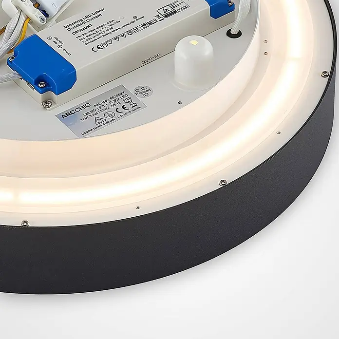 Arcchio Deckenleuchte Vanida - schwarz, schwarz - Innenansicht einer runden LED-Leuchte, die den Treiber, die Verkabelung und den beleuchteten weißen LED-Ring in einem dunkelgrauen Gehäuse zeigt.