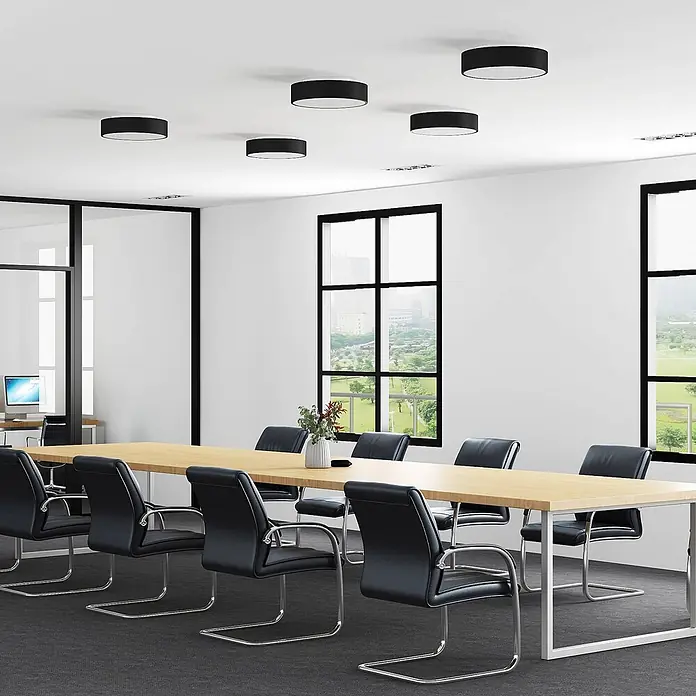 Arcchio Deckenleuchte Vanida - schwarz, schwarz - Moderner Konferenzraum mit langem Holztisch, schwarzen Bürostühlen und schwarzen zylindrischen Deckenleuchten.