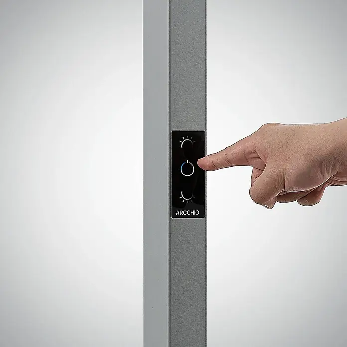 Arcchio Stehleuchte Logan Ultra - alu / grau / zink, alu / grau / zink - Hand drückt beleuchteten Einschaltknopf an grauem Säulen-Bedienfeld mit Lichttastatur und 'ARCCHIO' Logo.
