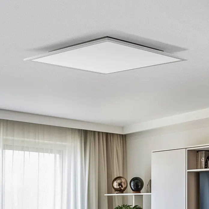 Lindby LED-Panel Livel - alu / grau / zink, Neutralweiß - Quadratische, flache weiße LED-Deckenleuchte mit silbernem Rahmen, an einer Decke in einem modernen Raum montiert.