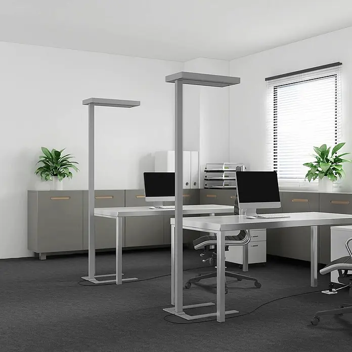 Arcchio Stehleuchte Logan Ultra - alu / grau / zink, alu / grau / zink - Zwei hohe graue Stehlampen aus Metall beleuchten moderne Bürotische und bieten Arbeitsbeleuchtung.