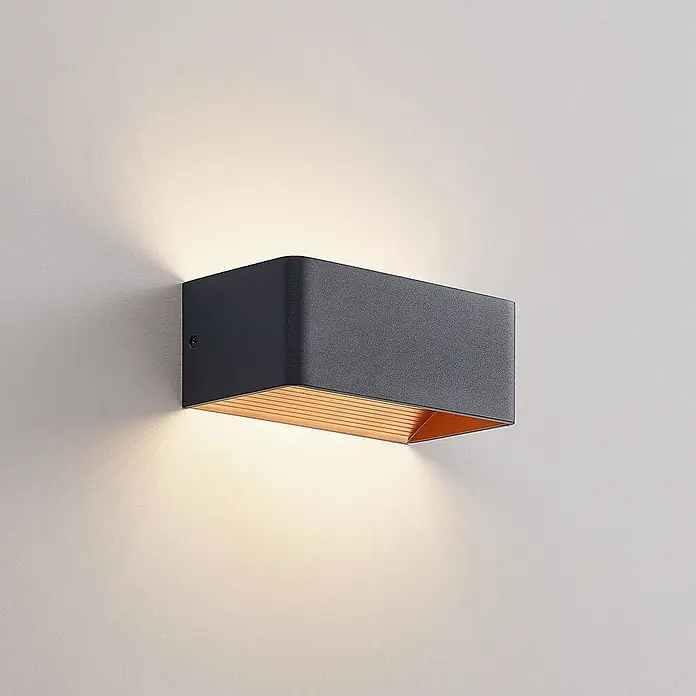 Arcchio Wandleuchte Karam - L x B x H: 10 x 20 x 8 cm, schwarz, schwarz - Rechteckige anthrazitfarbene Wandleuchte mit geripptem Kupferinterieur, strahlt warmes Licht nach oben und unten.