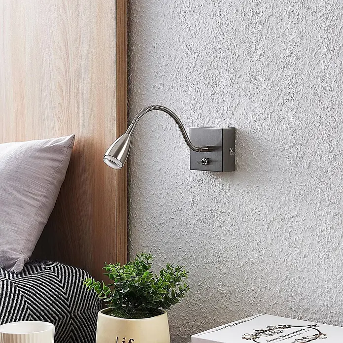 Lindby Wandleuchte Jolka - L x B x H: 30 x 7 x 7 cm, alu / grau / zink, alu / grau / zink - Gebürstete silberne Wandleseleuchte mit flexiblem Schwanenhals, neben einem Bett montiert.