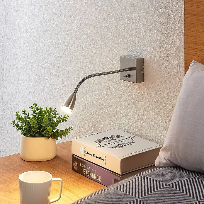 Lindby Wandleuchte Jolka - L x B x H: 30 x 7 x 7 cm, alu / grau / zink, alu / grau / zink - Gebürstete Nickel Wand-LED-Leselampe mit flexiblem Schwanenhalsarm, beleuchtet Bücher auf einem Nachttisch.