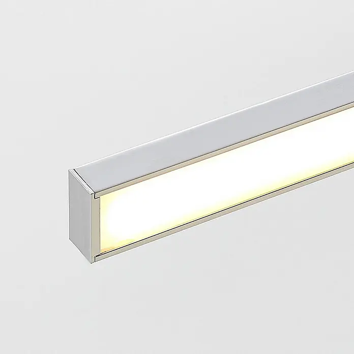 Lindby Wandleuchte Jukka - chrom / silber - Lineare LED-Profilleuchte mit silbernem Gehäuse, warmweiß leuchtend.