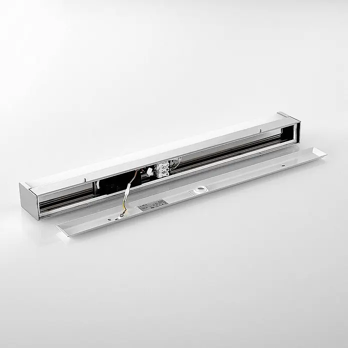 Lindby Wandleuchte Klea - L x B x H: 7 x 60 x 5 cm, chrom / silber - Silberne lineare Leuchte mit abgenommener weißer Abdeckung, die interne Verkabelung und Komponenten zeigt.