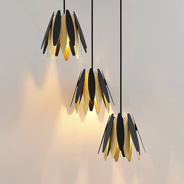 Lucande Pendelleuchte Lounit - L x B x H: 50 x 50 x 150 cm, schwarz, Schwarz, gold, E14 - Drei moderne Hängelampen mit schwarzen und goldenen, blütenförmigen Schirmen, die warmes Licht abgeben.