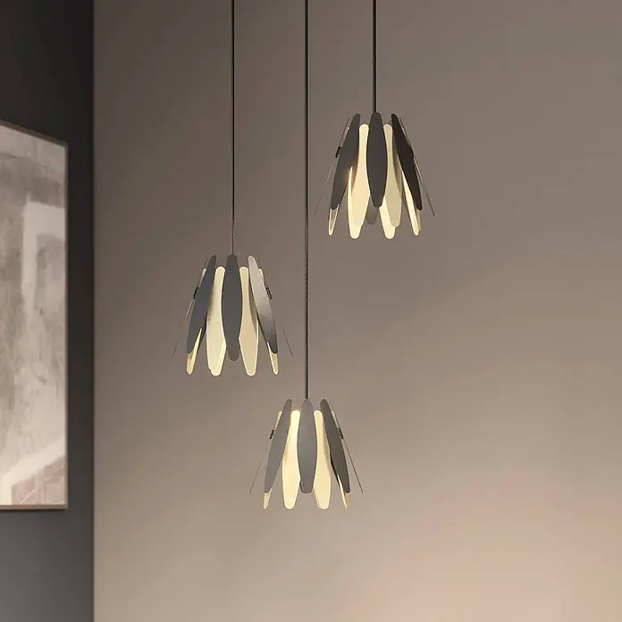 Lucande Pendelleuchte Lounit - L x B x H: 50 x 50 x 150 cm, schwarz, Schwarz, gold, E14 - Drei moderne Pendelleuchten mit abwechselnd dunkelgrauen und hellcremefarbenen Blütenblatt-Paneelen, beleuchtet und hängend.