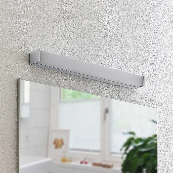 Lindby Wandleuchte Klea - L x B x H: 7 x 60 x 5 cm, chrom / silber - Silberne LED-Spiegelleuchte mit mattiertem Diffusor, über einem Badezimmerspiegel montiert.