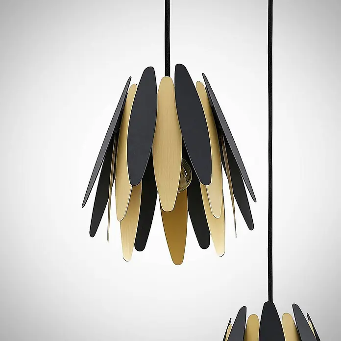 Lucande Pendelleuchte Lounit - L x B x H: 50 x 50 x 150 cm, schwarz, Schwarz, gold, E14 - Zwei moderne Pendelleuchten mit schwarz-goldenen blattförmigen Metallschirmen an schwarzen Kabeln.