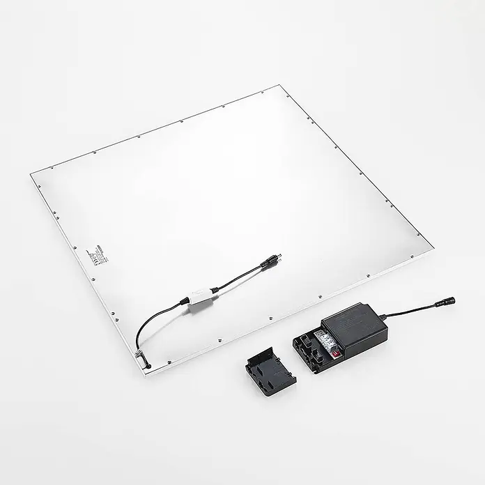 Arcchio Einbaupanel Vinas - L x B x H: 62 x 62 x 9 cm - Rückseite einer quadratischen LED-Panel-Leuchte mit silbernem Rahmen und angeschlossenem Stromkabel. Loses, offenes schwarzes Netzteil mit Verkabelung.