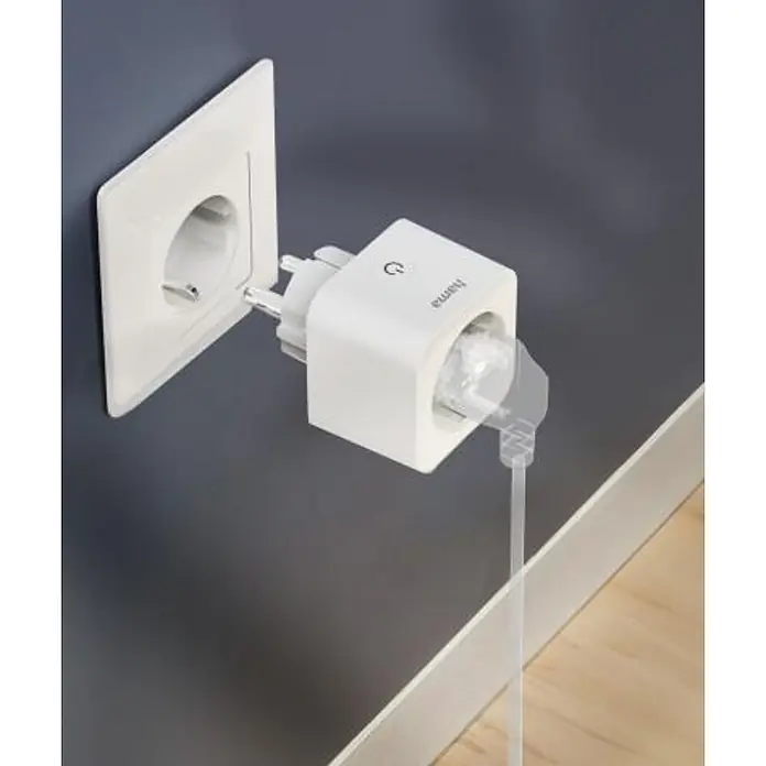 Hama Smart-Steckdose 00176658 Matter 3.680W Sprach-/Appgesteuert 3er-Pack - Weiß - Weißer Hama Smart Plug mit Power-Symbol, in eine Steckdose gesteckt. Ein durchsichtiger Stecker ist in den Smart Plug eingesteckt.