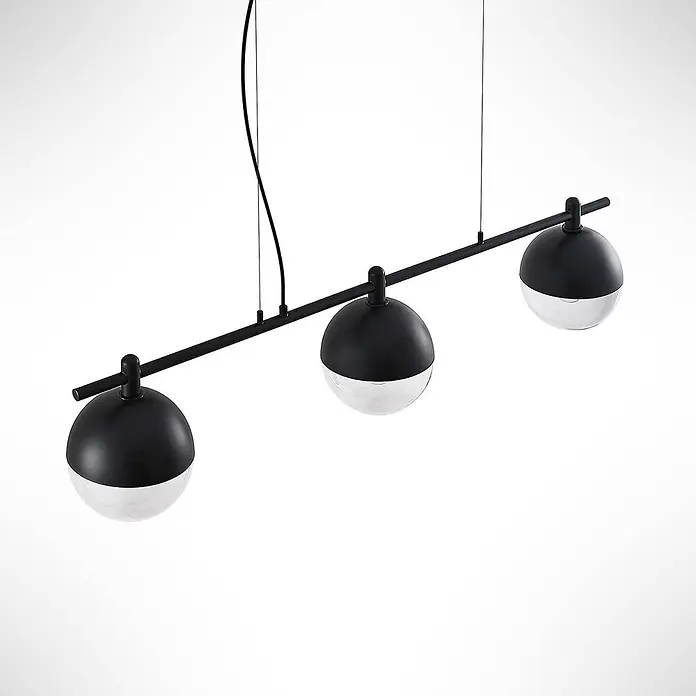 Lucande Pendelleuchte Dustian - klar, Schwarz, E27 - Eine moderne lineare Pendelleuchte mit drei kugelförmigen Schirmen, jeweils halb schwarz und halb klar, von der Decke hängend.