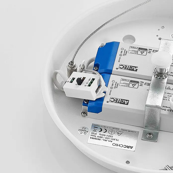Arcchio Pendelleuchte Sharelyn - weiß / opal, weiß - Innenansicht einer runden, weißen LED-Leuchte mit zwei Treibern und Verdrahtung an einem Schalterblock.