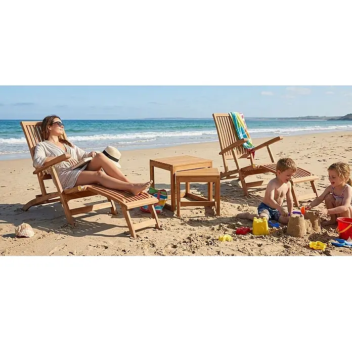 Bene Living Gartenliegen-Set Deckchair Yacht & Tische Verwood - braun, Naturmaterialien, Rückenlehne verstellbar - Holzliegestühle und Beistelltische am Strand, von einem Erwachsenen zum Entspannen und Kindern zum Spielen genutzt.