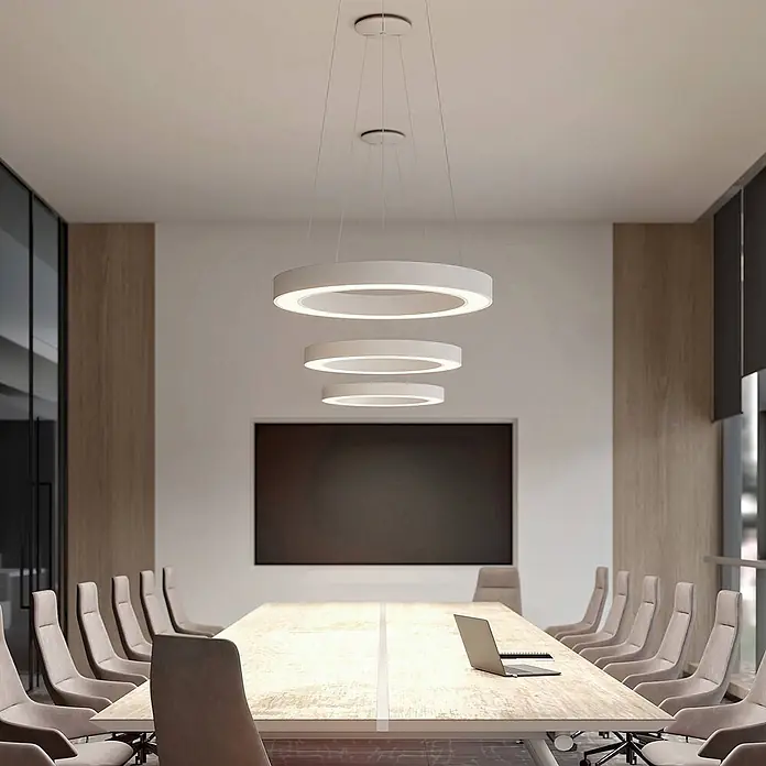 Arcchio Pendelleuchte Sharelyn - weiß / opal, weiß - Drei weiße runde Pendelleuchten in abnehmender Größe über einem Konferenztisch in einem modernen Büro.