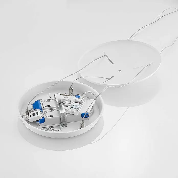 Arcchio Pendelleuchte Sharelyn - weiß / opal, weiß - Innenansicht einer weißen runden LED-Leuchtenbasis mit abgenommener Abdeckung, zeigt Elektronik und Aufhängungskabel.