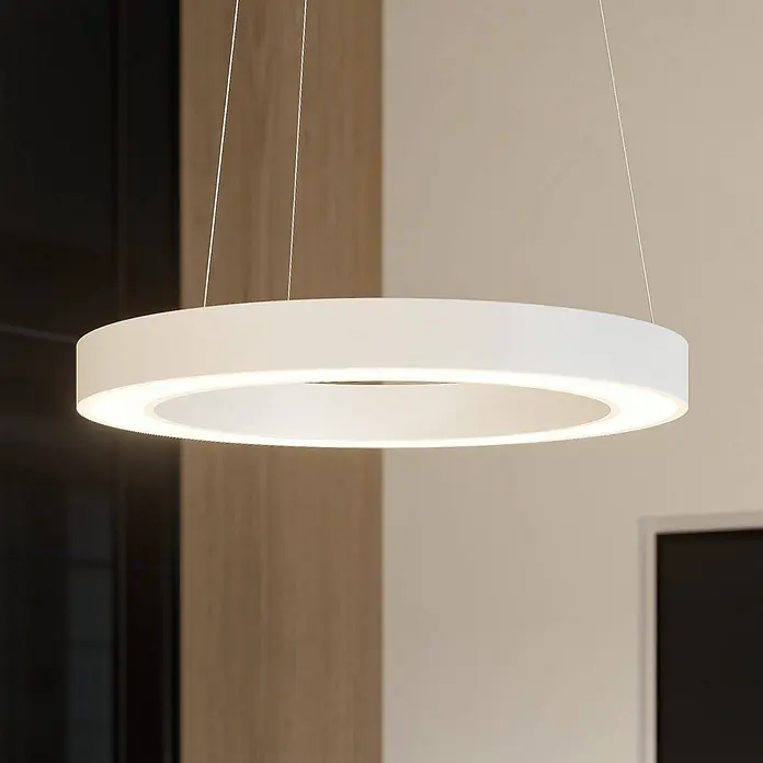 Arcchio Pendelleuchte Sharelyn - weiß / opal, weiß - Weiße runde LED-Pendelleuchte, von innen beleuchtet, hängt in einem modernen Raum.