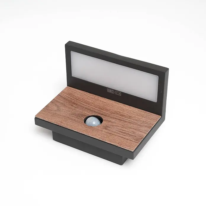 Lucande Außenwandleuchte Lignus - schwarz, IP54 - Schwarze LED-Wandleuchte mit Holzsockel und Bewegungsmelder.