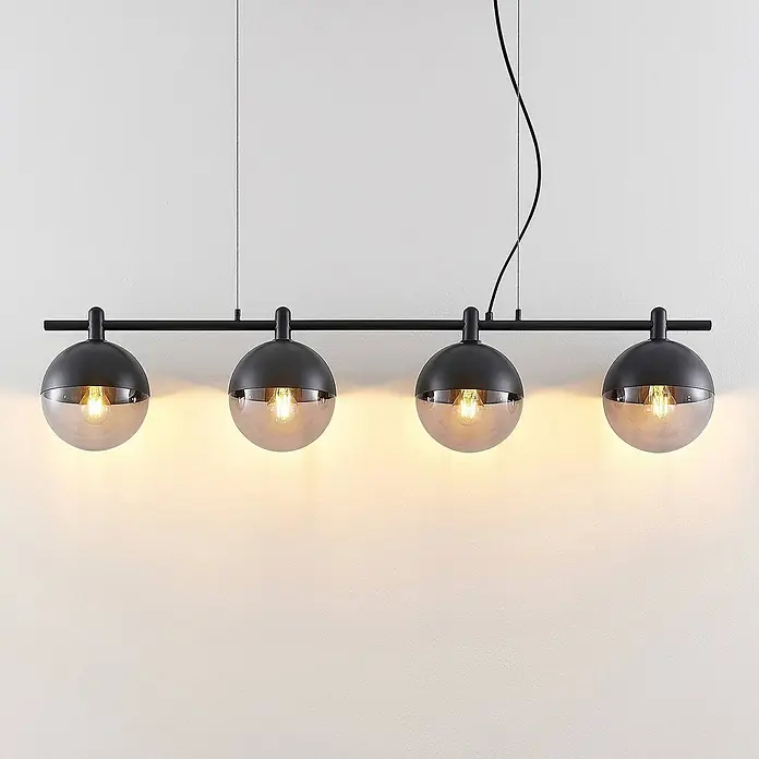 Lucande Pendelleuchte Dustian - L x B x H: 124 x 20 x 150 cm, klar, Schwarz, E27 - Mattschwarze lineare Pendelleuchte mit vier kugelförmigen Lampen, halb schwarz und halb Rauchglas, mit warmem Licht.
