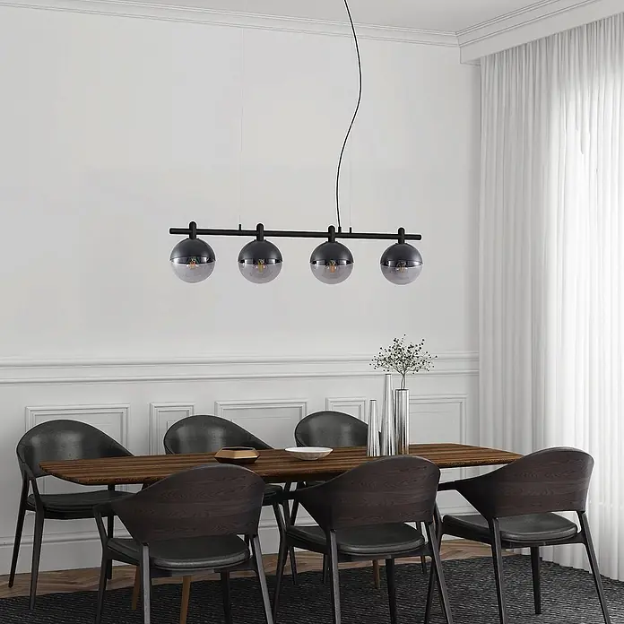 Lucande Pendelleuchte Dustian - L x B x H: 124 x 20 x 150 cm, klar, Schwarz, E27 - Schwarze lineare Pendelleuchte mit vier kugelförmigen Schirmen, oben schwarz, unten klar, mit sichtbarer Glühbirne, über einem Esstisch hängend.