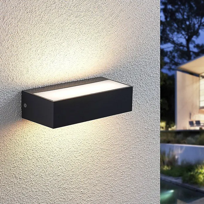 Lindby Außenwandleuchte Nienke - schwarz, schwarz, IP65 - Schwarze, rechteckige Außenwandleuchte, die eine strukturierte Wand nach oben und unten beleuchtet. Modernes Design für die Außenbeleuchtung.