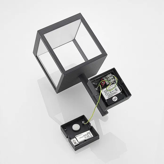 Lucande Außenwandleuchte Cube - schwarz, IP54 - Zerlegte dunkelgraue Außenleuchte mit Klarglas, die das interne LED-Netzteil und die Verkabelung zeigt.