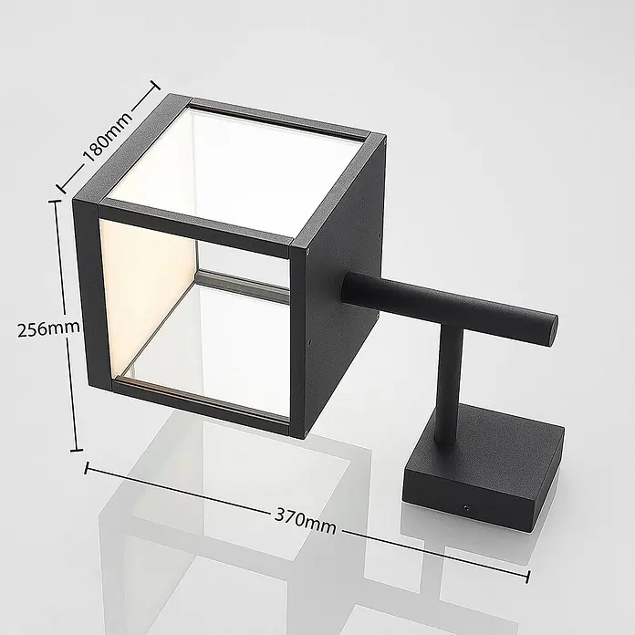 Lucande Außenwandleuchte Cube - schwarz, IP54 - Schwarze quadratische Außenwandleuchte mit Glaspaneelen und Montagearm, Maße angegeben.