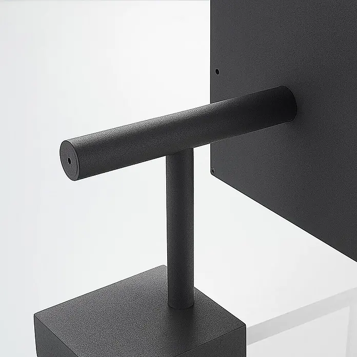 Lucande Außenwandleuchte Cube - schwarz, IP54 - Matter schwarz texturierter Metall-Displayständer mit Querstrebe und flacher Platte.